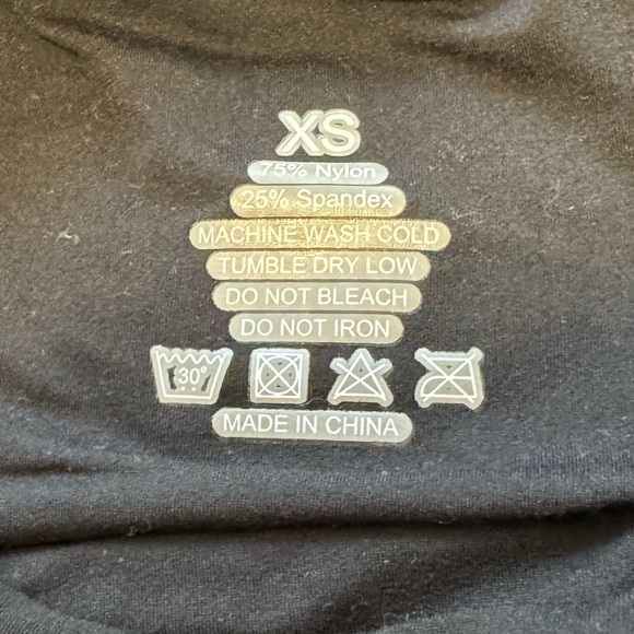 Tight gym shirt - Picture 3 of 3